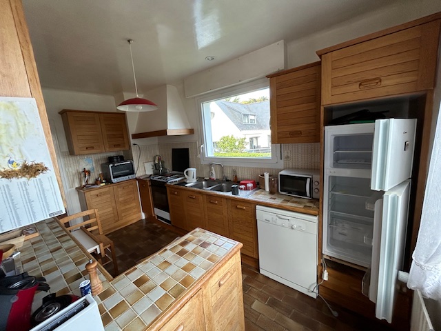 Ancienne cuisine carrelage marron rétro avant rénovation totale Loctudy