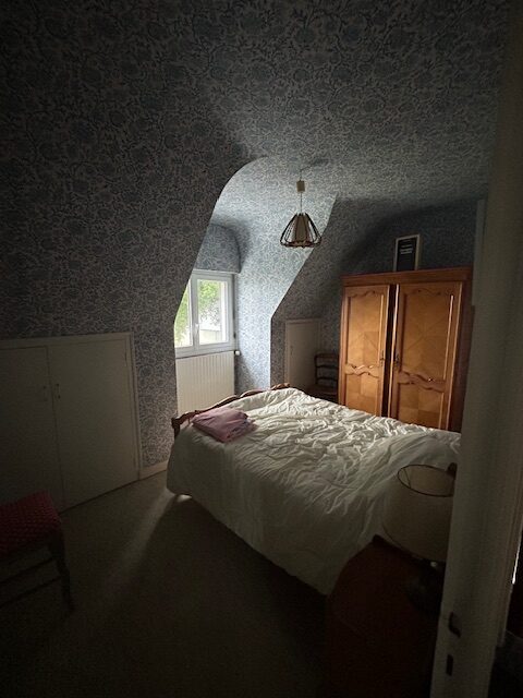 Chambre ancienne avec boiseries bretonnes et alcôve avant modernisation