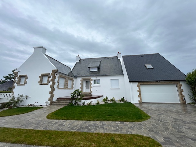 Ravalement de façade moderne maison bretonne blanche Loctudy Finistère Sud par Sphère