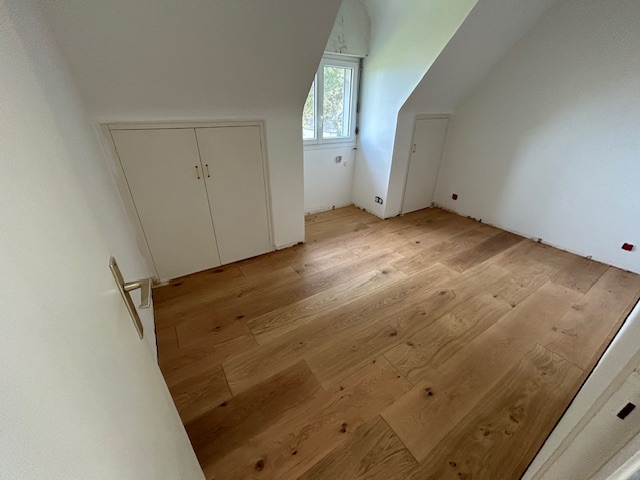 Rénovation suite parentale lumineuse parquet chêne clair Loctudy Finistère.