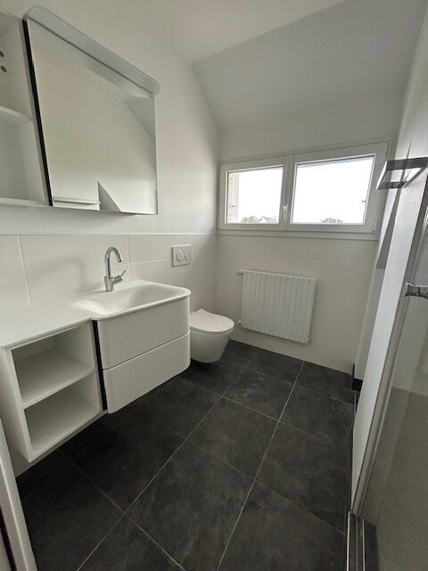 Création salle d'eau moderne avec douche à l'italienne et carrelage anthracite Loctudy.