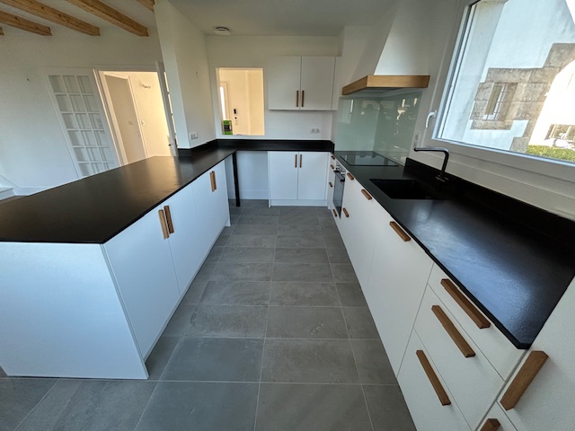 Aménagement cuisine moderne blanche et noire plan de travail granit Loctudy Sphère