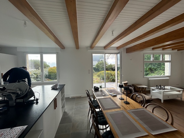 Rénovation salon contemporain poutres peintes blanches et grand volume Sphère GMO.